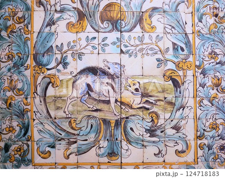 ポルトガルの古い装飾タイル　犬と猪　 124718183