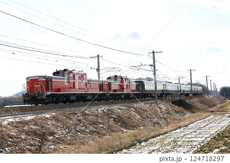 DD51形ディーゼル機関車牽引サロンカーなにわ 124718297