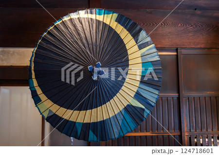 モダンな柄の和傘 モダンな柄の和傘 124718601