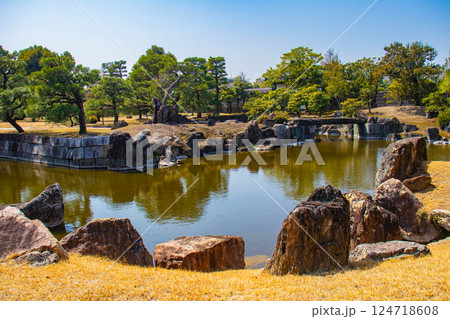 【京都風景】二条城 早春の二の丸庭園 【京都風景】二条城 早春の二の丸庭園 124718608