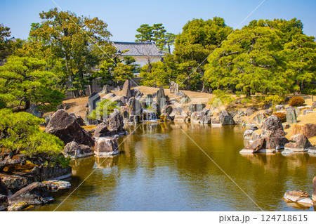 【京都風景】二条城 早春の二の丸庭園 【京都風景】二条城 早春の二の丸庭園 124718615