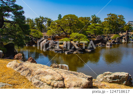 【京都風景】二条城 早春の二の丸庭園 【京都風景】二条城 早春の二の丸庭園 124718617