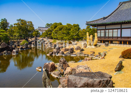 【京都風景】二条城 早春の二の丸庭園 【京都風景】二条城 早春の二の丸庭園 124718621