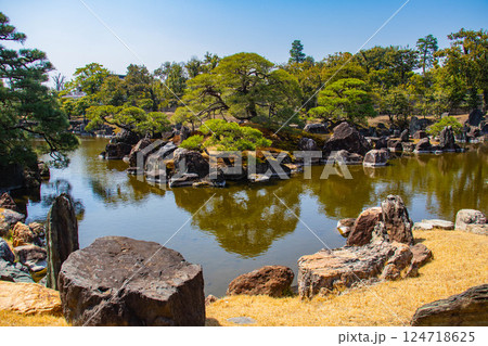 【京都風景】二条城　早春の二の丸庭園 124718625