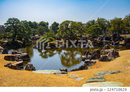 【京都風景】二条城　早春の二の丸庭園 124718629