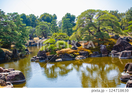 【京都風景】二条城　早春の二の丸庭園 124718630