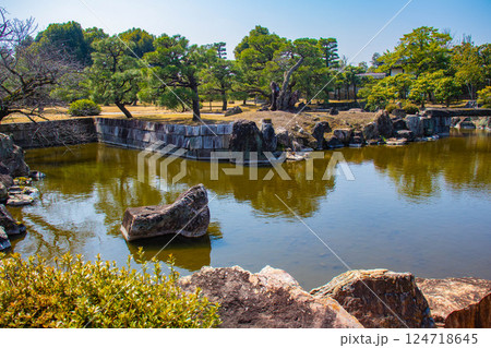 【京都風景】二条城 早春の二の丸庭園 【京都風景】二条城 早春の二の丸庭園 124718645