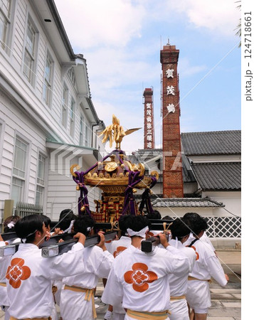 西条の祇園まつり　酒蔵を訪れるお神輿　（広島県東広島市） 124718661