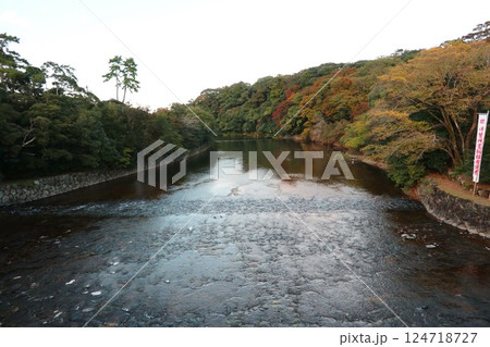 お伊勢参り、伊勢神宮内宮、五十鈴川 124718727