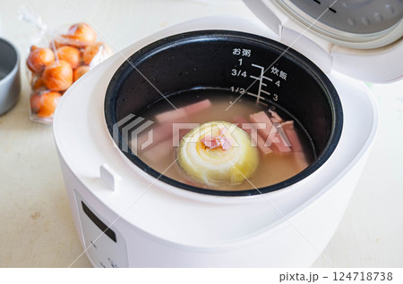 新玉ねぎ丸ごと炊き込みご飯 新玉ねぎ丸ごと炊き込みご飯 124718738