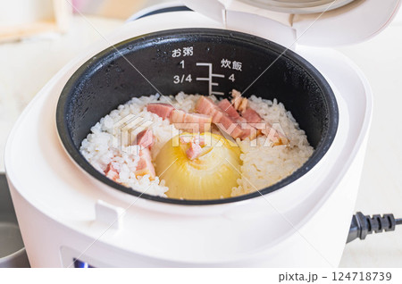 丸ごと新たまねぎとベーコンの炊き込みご飯 丸ごと新たまねぎとベーコンの炊き込みご飯 124718739