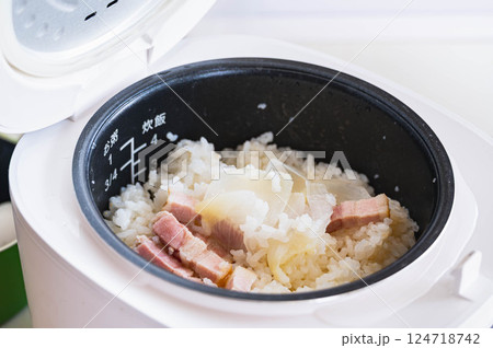 丸ごと新たまねぎとベーコンの炊き込みご飯 124718742