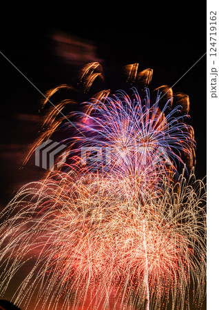 夜空に打ち上がる大花火（戸田橋花火大会・いたばし花火大会） 124719162