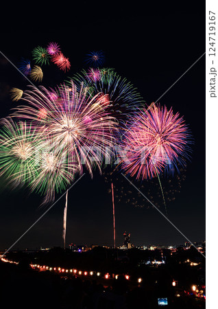 夜空に打ち上がる大花火（戸田橋花火大会・いたばし花火大会） 124719167
