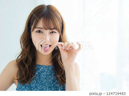 明るく無邪気な笑顔の若い女性のポートレート（AI生成画像） 124719483