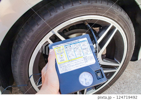 タイヤ空気充填用エアコンプレッサー 124719492