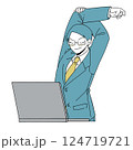 ノートパソコンの前で伸びをする真面目そうな男性会社員 124719721