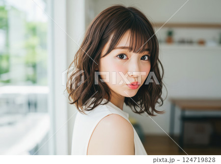 カフェの店内で口をとがらせてこちらを見つめる若い女性（AI生成画像） 124719828