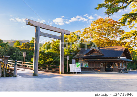 伊勢神宮 内宮 朝日に照らされる宇治橋鳥居 伊勢神宮 内宮 朝日に照らされる宇治橋鳥居 124719940