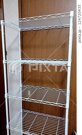 収納用のラックを組み立てる 124720435