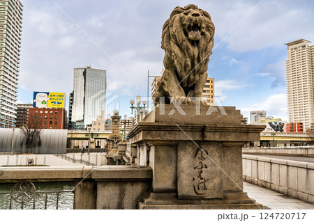 土佐堀川にかかる難波橋（ライオン橋）南詰　高欄の獅子　阿形像　大阪市中央区北浜　 124720717