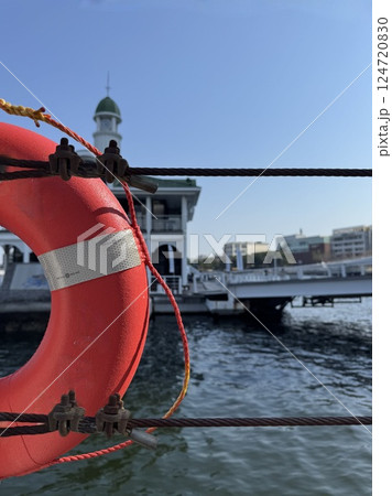 赤い救命浮き輪越しに見える海 赤い救命浮き輪越しに見える海 124720830