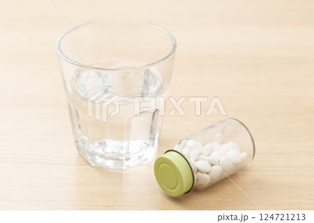 机に置かれた薬と飲料水 124721213