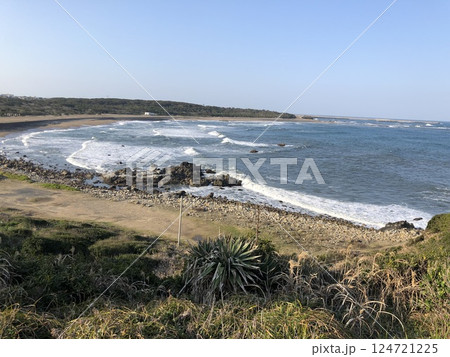 穏やかな海岸線と打ち寄せる波 自然豊かな海の風景 穏やかな海岸線と打ち寄せる波 自然豊かな海の風景 124721225