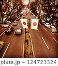 日本国旗が並ぶ並木道と交通量の多い都市の風景 124721324