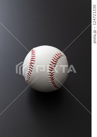 黒背景に野球のボール 黒背景に野球のボール 124721330