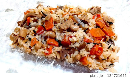 具沢山の家庭の炊き込みごはん 124721633