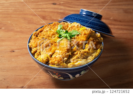 ボリューム満点のカツ丼 124721652