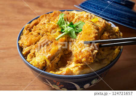 ボリューム満点のカツ丼 124721657