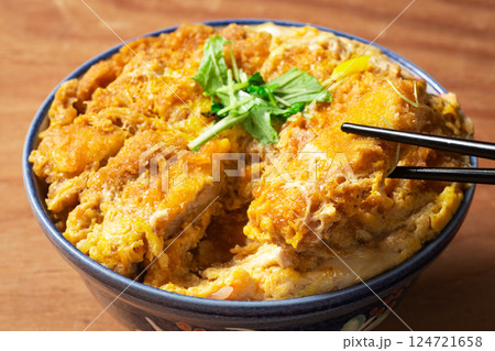 ボリューム満点のカツ丼 ボリューム満点のカツ丼 124721658