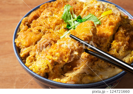 ボリューム満点のカツ丼 124721660
