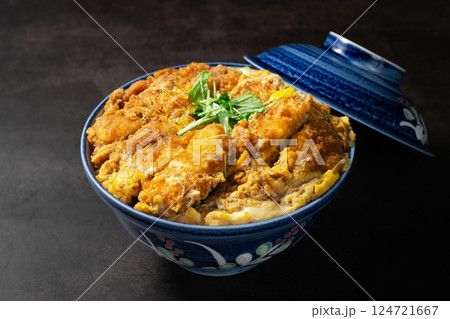 ボリューム満点のカツ丼 ボリューム満点のカツ丼 124721667