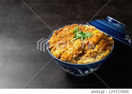 ボリューム満点のカツ丼 124721668