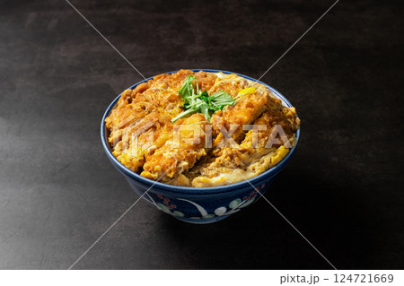 ボリューム満点のカツ丼 124721669