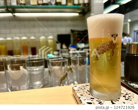 餃子といえば芭莉龍 生ビール 124721926