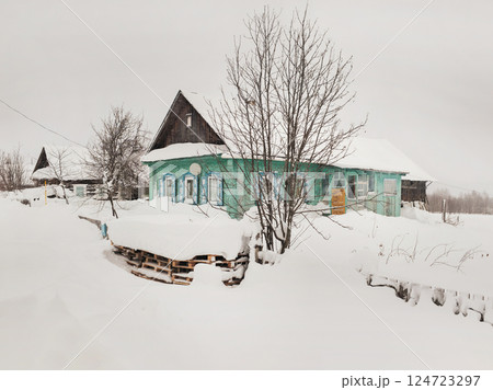 Russian hut in a snowy winter. Russian hut in a snowy winter. 124723297