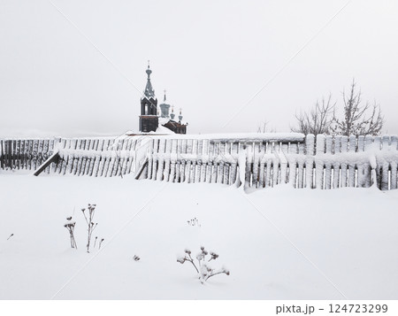Minimalist winter view of ancient wooden Church Minimalist winter view of ancient wooden Church 124723299