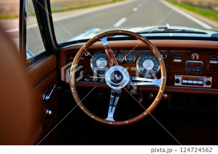 Steering wheel and dashboard of old car 124724562