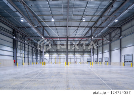 Large modern empty storehouse Large modern empty storehouse 124724587