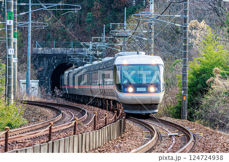 トンネルを抜ける特急しなの トンネルを抜ける特急しなの 124724938