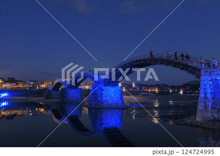 錦帯橋 満開の夜桜ライトアップ 錦帯橋 満開の夜桜ライトアップ 124724995