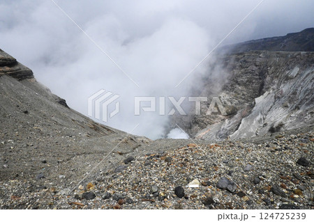 阿蘇山の火口 阿蘇山の火口 124725239