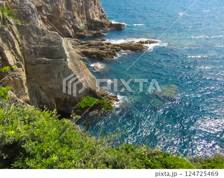 断崖と青く広がる海の絶景 断崖と青く広がる海の絶景 124725469