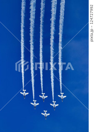 この技術が日本の空を護る… 美しい編隊飛行を魅せるブルーインパルス この技術が日本の空を護る… 美しい編隊飛行を魅せるブルーインパルス 124727992
