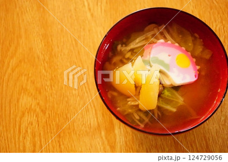 テーブルに置かれたお雑煮 124729056