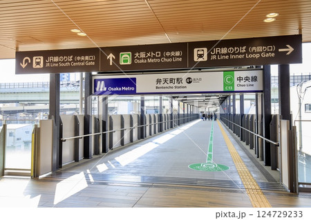 弁天町駅、大阪環状線と大阪メトロ中央線の乗換連絡通路 124729233